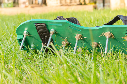 buty do napowietrzania trawnika z metalowymi kolcami